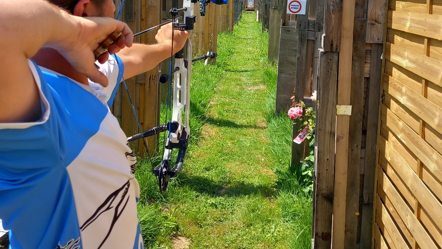 Les archers de la Hire pratiquent un tir ancestral à Pechbonnieu